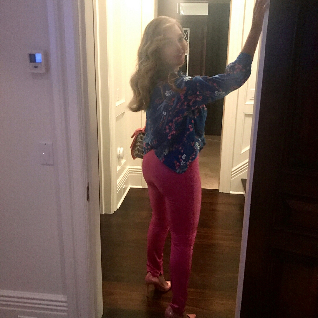 Beyonce Flaunts Hot Curves in Tight Pink Trousers (Photos)