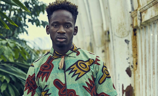 The Awful Moment Mr Eazi Fell On Stage | Watch