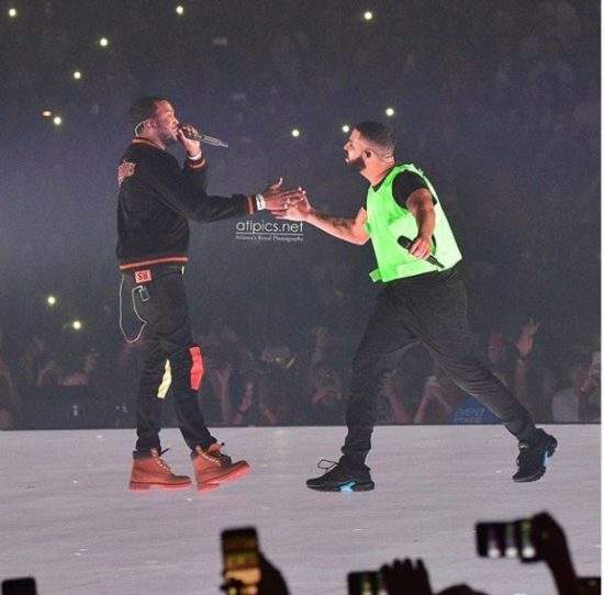 Drake brings Meek Mill on stage during his Boston concert and that ends their beef (Photos & Videos)