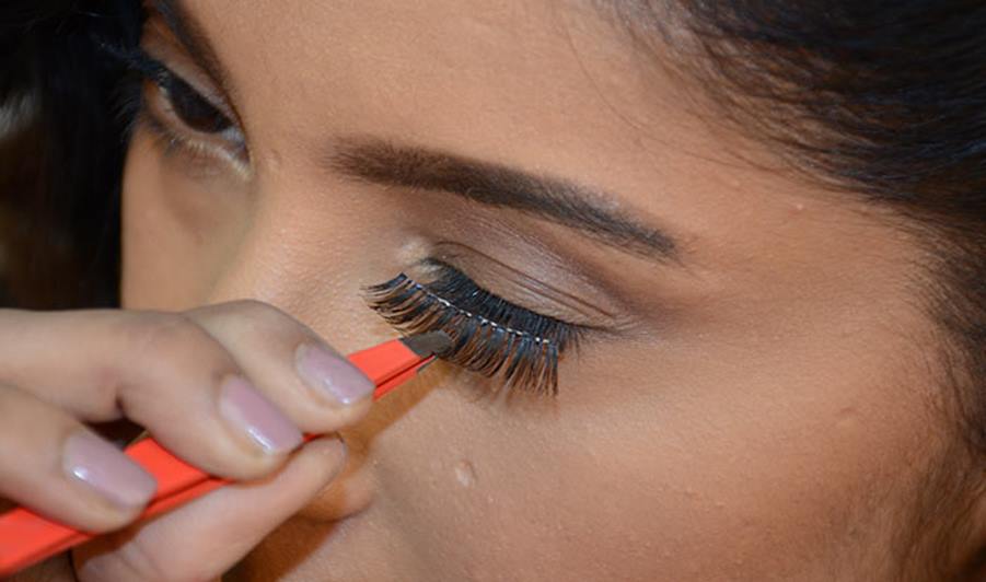 Medical doctor warns ladies on the dangers of fixing eyelashes