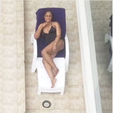 Linda Ikeji Flaunts Hot Legs In Swimsuit Beside Her Pool