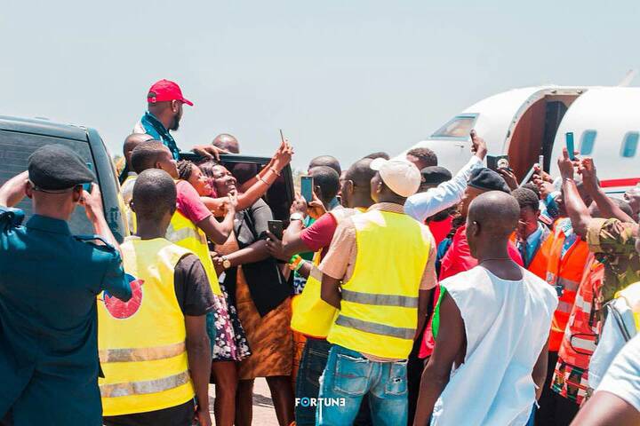 Crowd storm the airport to welcome Davido & his girlfriend, Chioma as they visit Sierra Leone (Photos)