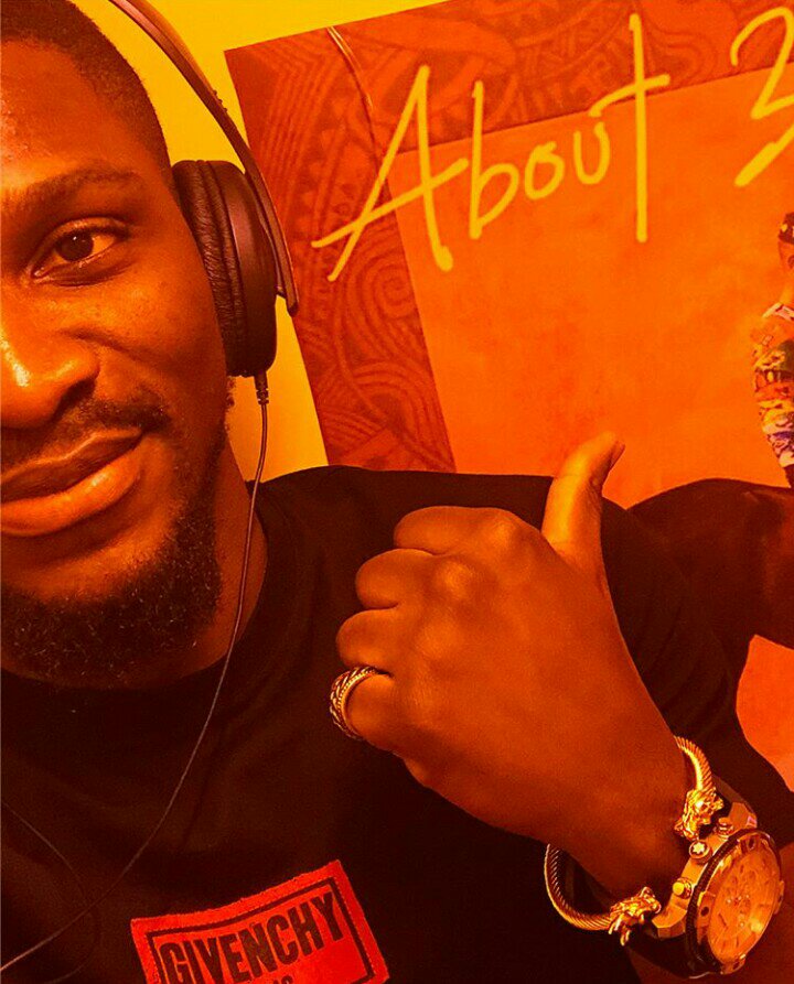 #BBNaija: Adekunle Gold gives Tobi a rare chance to listen to his new Album before the official release