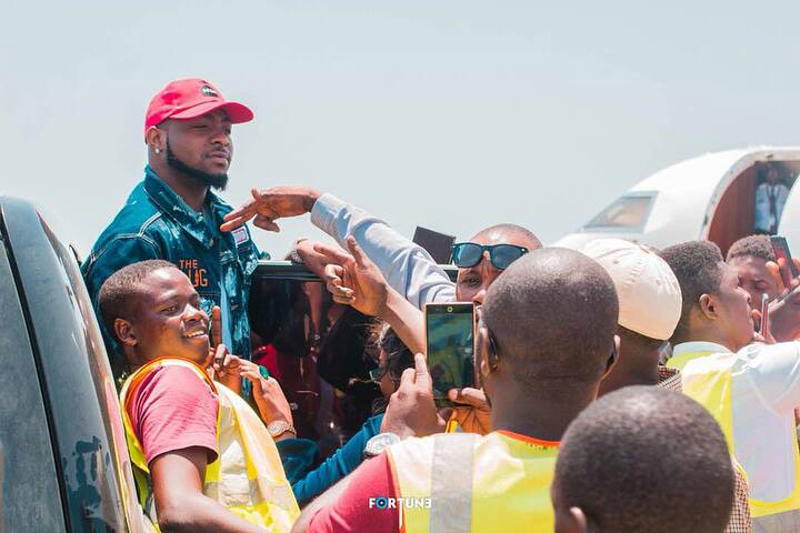 Crowd storm the airport to welcome Davido & his girlfriend, Chioma as they visit Sierra Leone (Photos)