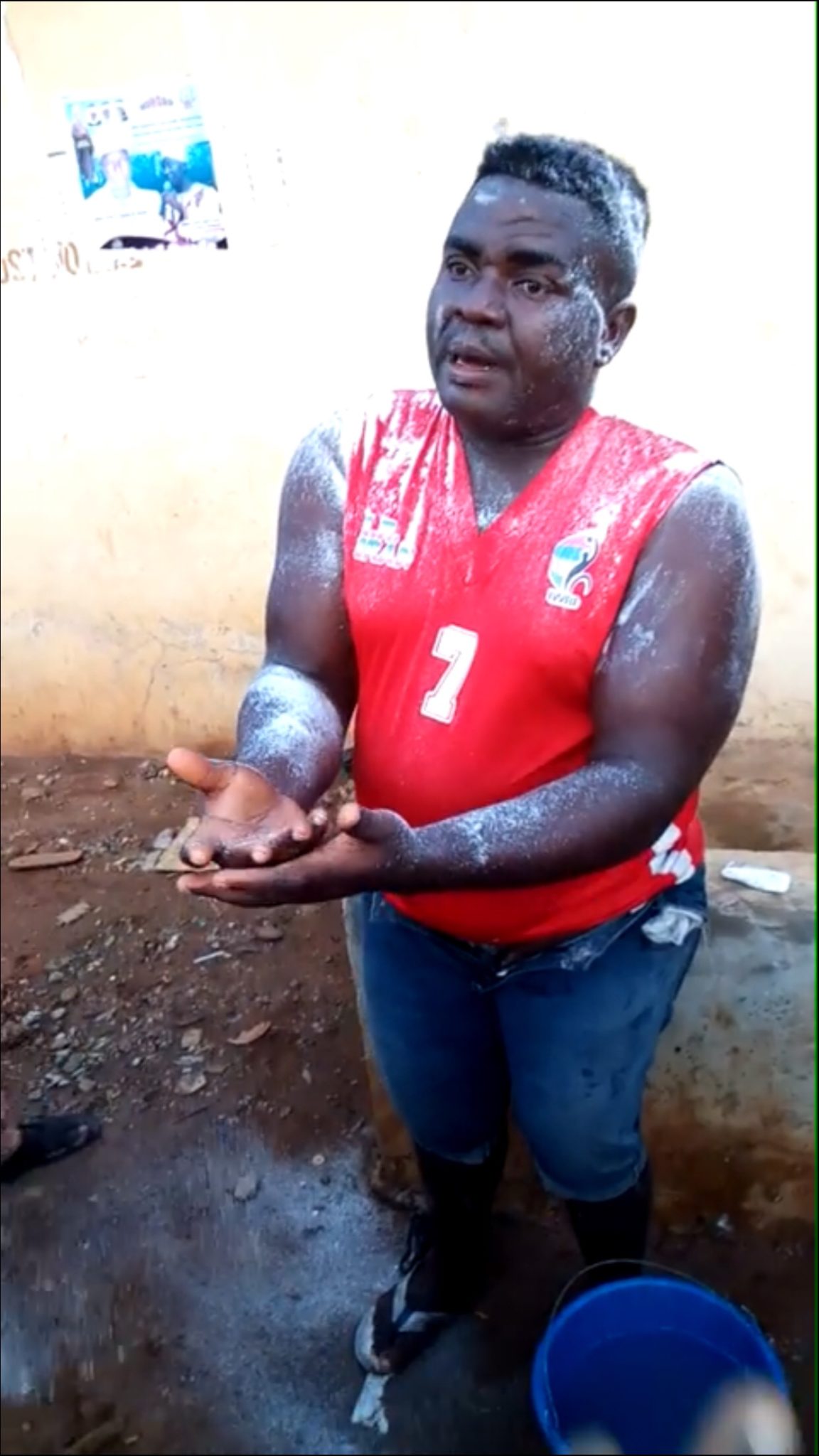 Nigerians attack man seen bathing in broad daylight at a T-junction in Lagos (video)