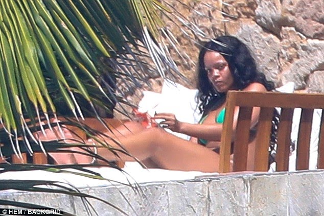 Rihanna having a heated exchange with billionaire boyfriend, Hassan Jameel in Mexico (Photos)