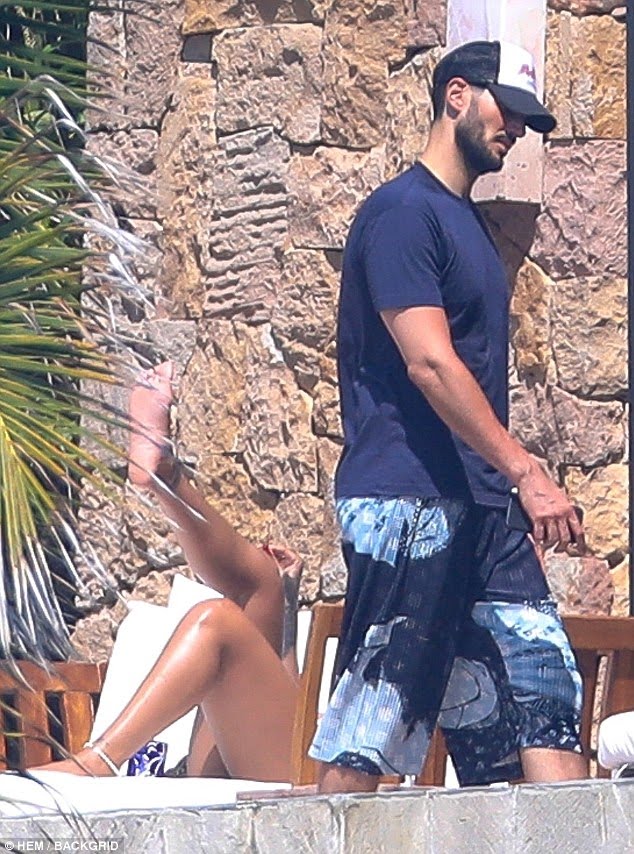 Rihanna having a heated exchange with billionaire boyfriend, Hassan Jameel in Mexico (Photos)