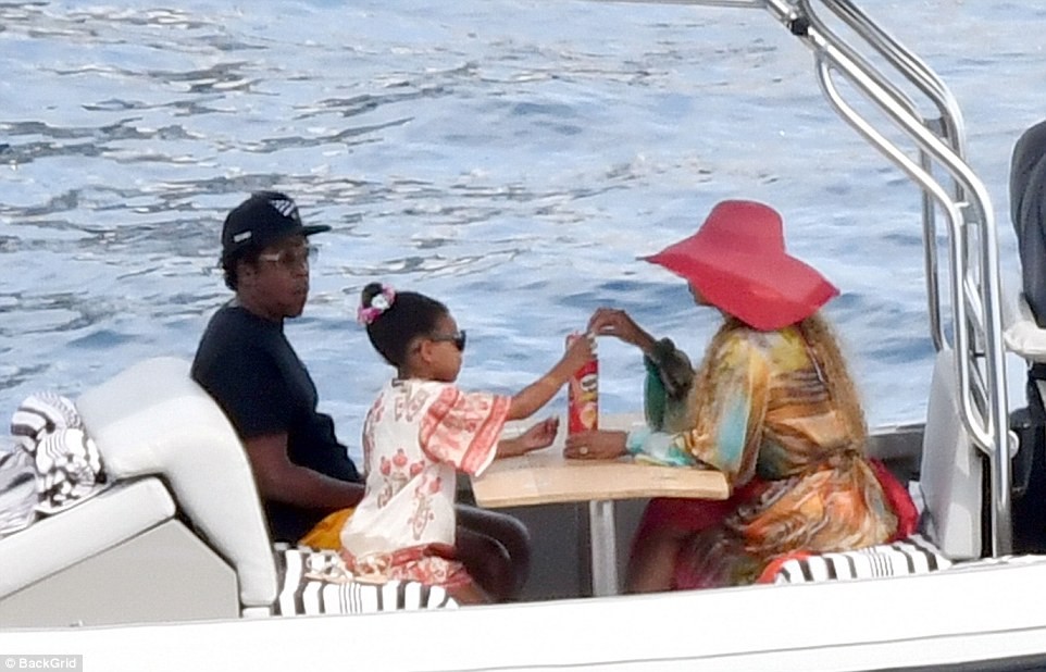 Beyoncé and Jay-Z enjoy a relaxing afternoon on a $180million luxury yacht (Photos)