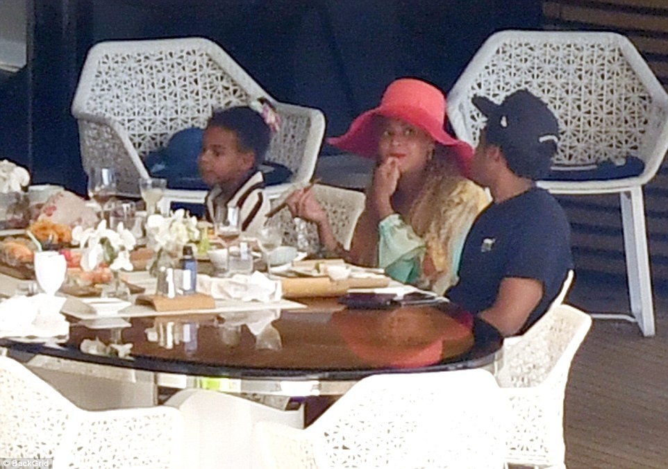 Beyoncé and Jay-Z enjoy a relaxing afternoon on a $180million luxury yacht (Photos)