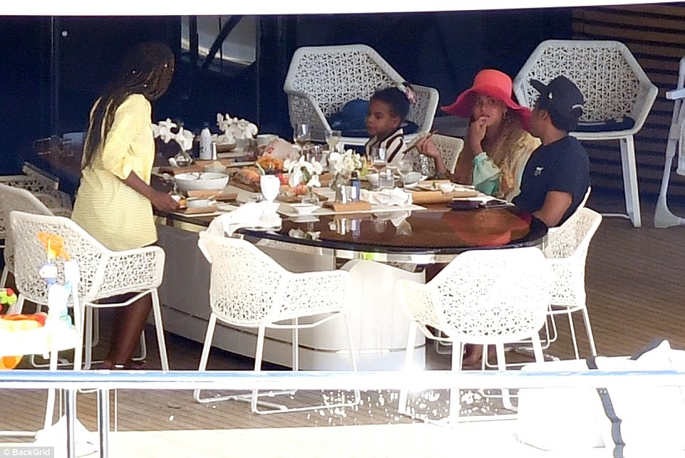 Beyoncé and Jay-Z enjoy a relaxing afternoon on a $180million luxury yacht (Photos)