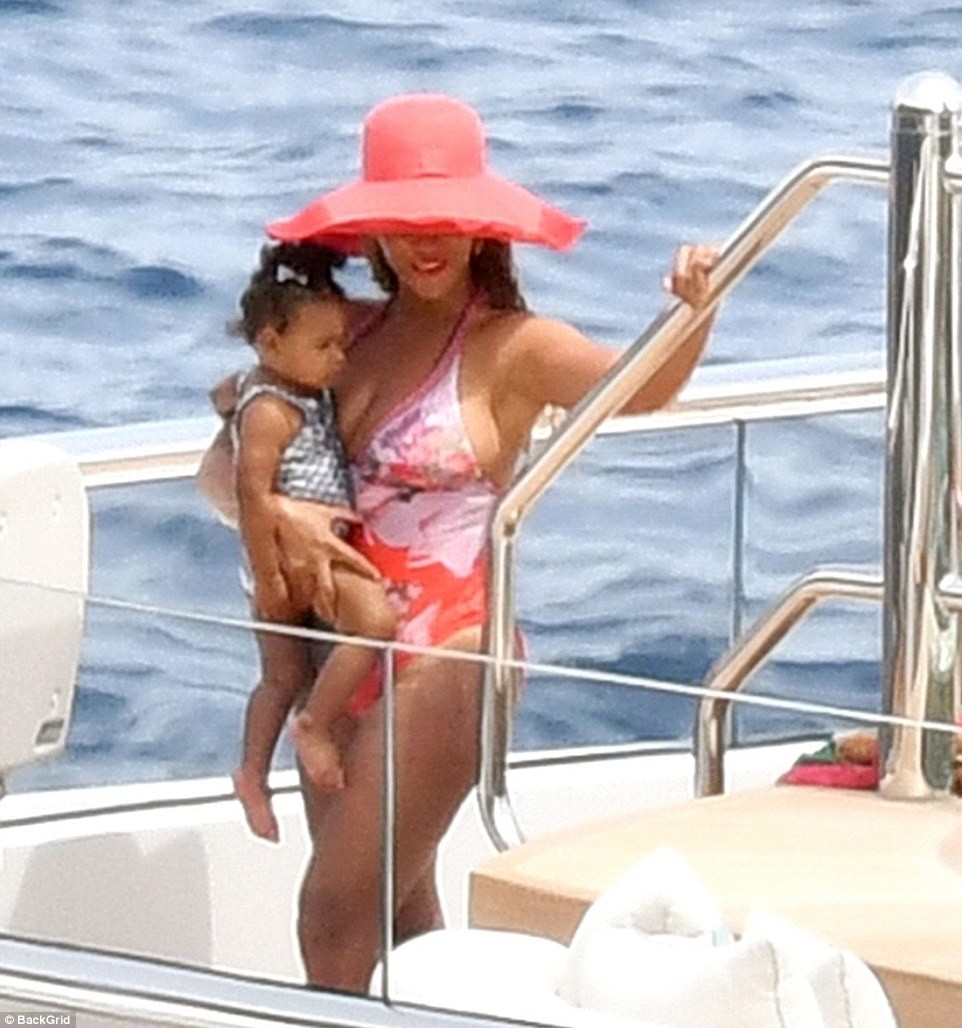 Beyoncé and Jay-Z enjoy a relaxing afternoon on a $180million luxury yacht (Photos)