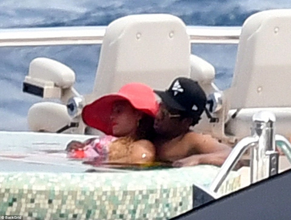 Beyoncé and Jay-Z enjoy a relaxing afternoon on a $180million luxury yacht (Photos)