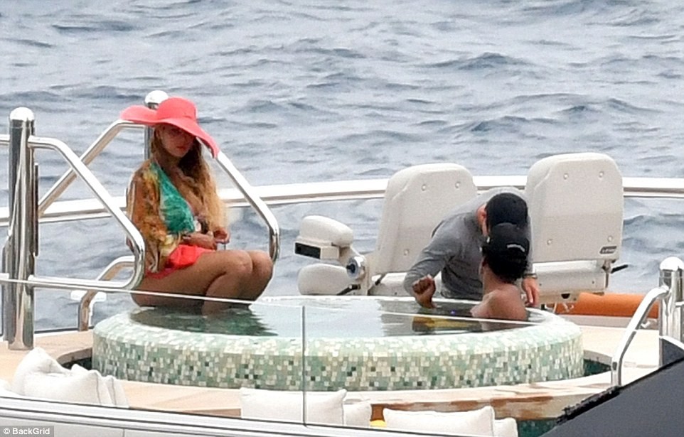 Beyoncé and Jay-Z enjoy a relaxing afternoon on a $180million luxury yacht (Photos)