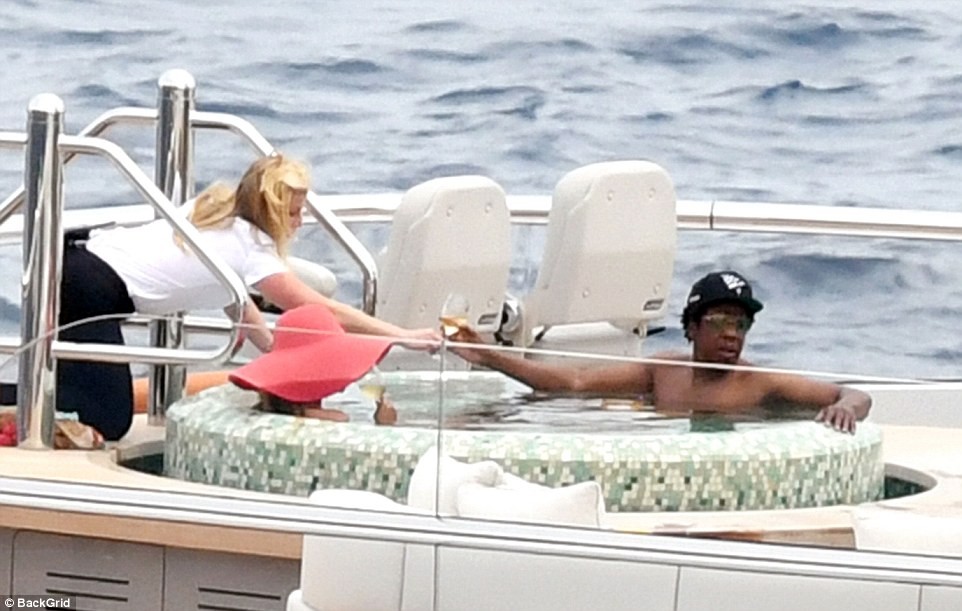 Beyoncé and Jay-Z enjoy a relaxing afternoon on a $180million luxury yacht (Photos)