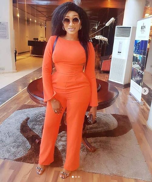 Actress, Oge Okoye causes storm on social media as she flaunts her hot Legs (Photos)