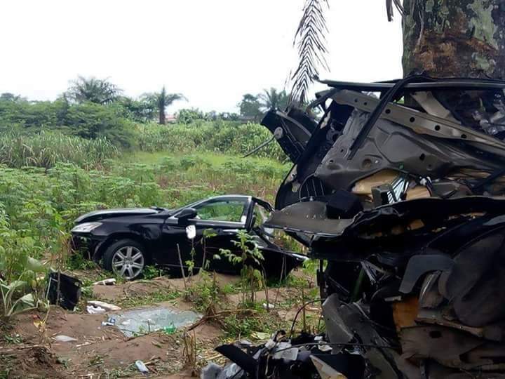 Man walks out without any injury after his car crashed into a tree, splitting into two in Delta (photos)