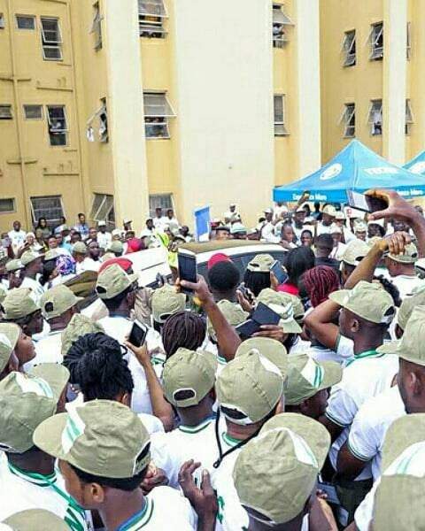 Davido addresses Corp members seated on the floor (photos)