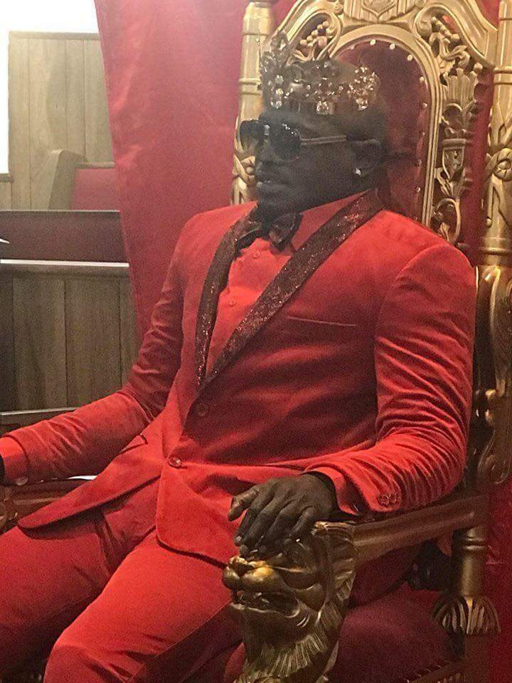 Dead Man Spotted Sitting On A Throne Like A King At His Own Funeral (Photos)