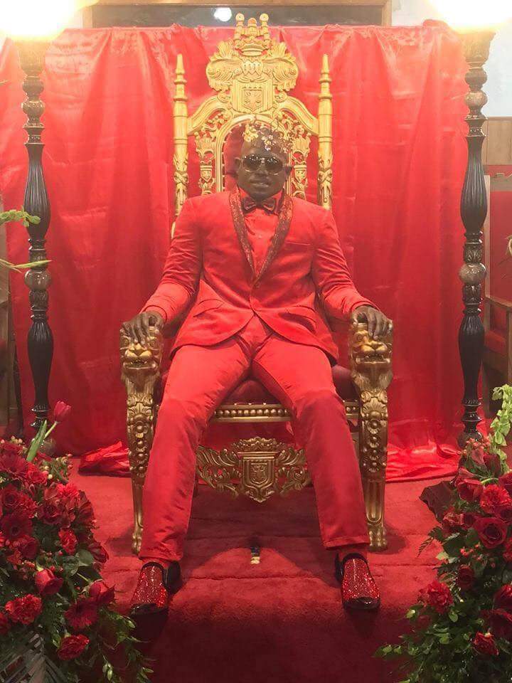 Dead Man Spotted Sitting On A Throne Like A King At His Own Funeral (Photos)