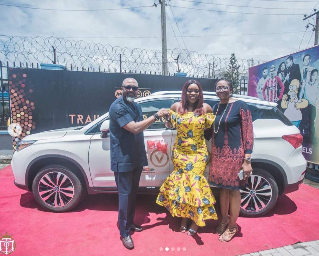 Bisola Finally Receives Her 'Trail Blazing' SUV from AMVCA (photos)