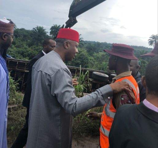 Bukola Saraki stops his convoy to help accident victims in Imo State (Photos)