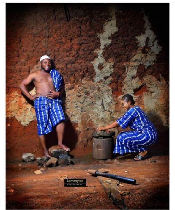 Man peeps at his bathing fiancee in unusual pre-wedding photos