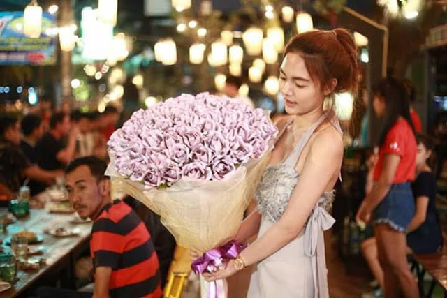 Картинки по запросу A student from Thailand gave a young man a bouquet made of money.