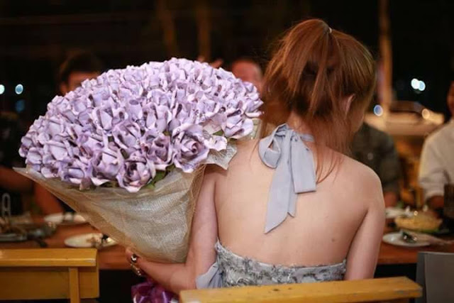 Картинки по запросу A student from Thailand gave a young man a bouquet made of money.