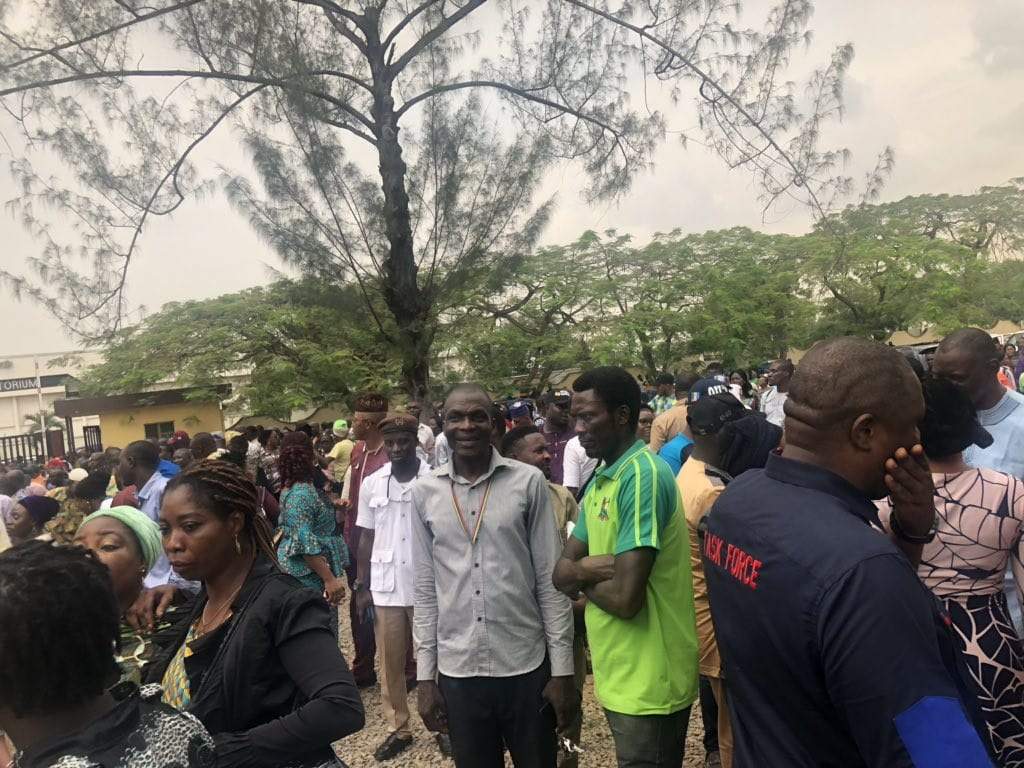 Lagos State Civil Servants Struggle for Bags of Rice Reportedly Given to Them by APC's Sanwo-Olu Ahead Of Elections (Photos)