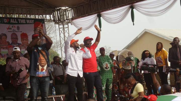 I Am Not A Party Man - Says Davido On His Way To PDP Enugu Rally, Rocking PDP Shirt (Photos)