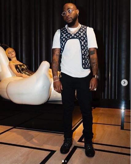 Davido buys daughter Hailey ₦5.8 million stoned bracelet (video)