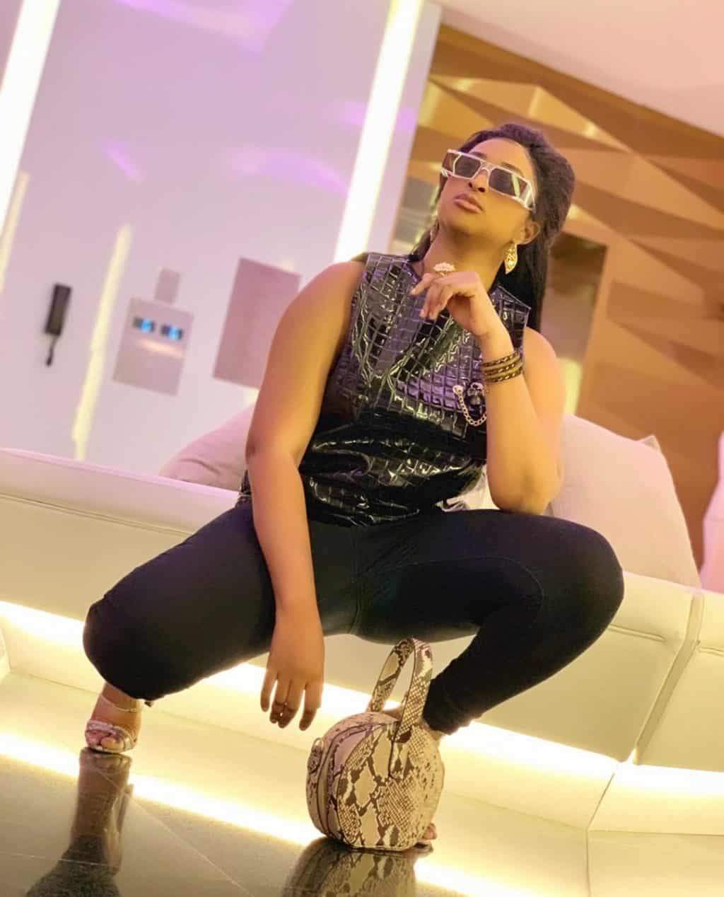 Actress Etinosa spotted begging for a picture with Davido (Video)