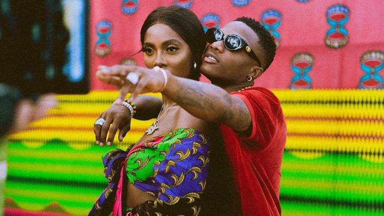 Wizkid touches and squeezed Tiwa Savage's bumbum in Dubai (video)