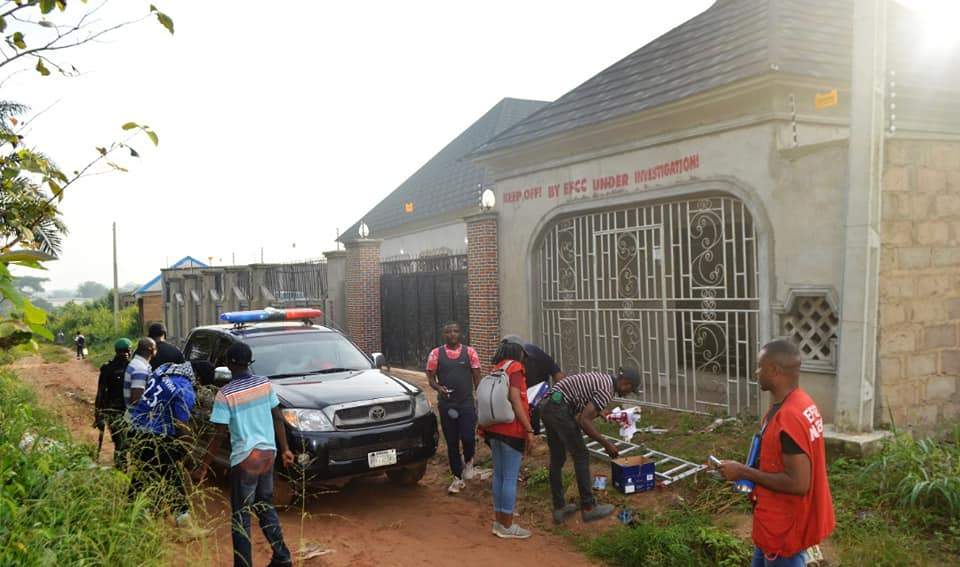 EFCC arrests two brothers for extorting 'Yahoo boys' (photos)