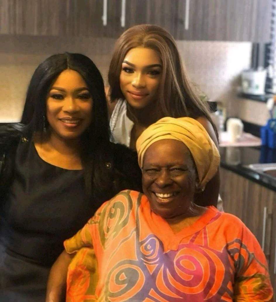 Regina Askia, her mother, and daughter pose for lovely three-generation photo