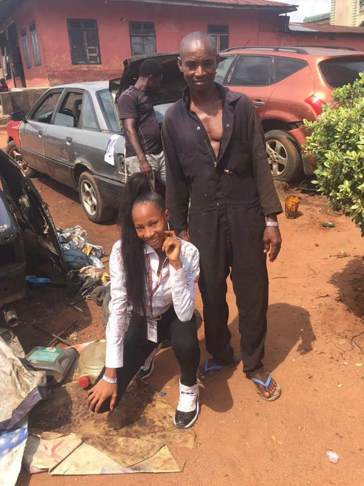 Lady appreciates her mechanic dad and zobo seller mum as she graduates from UNIBEN (photos, video)