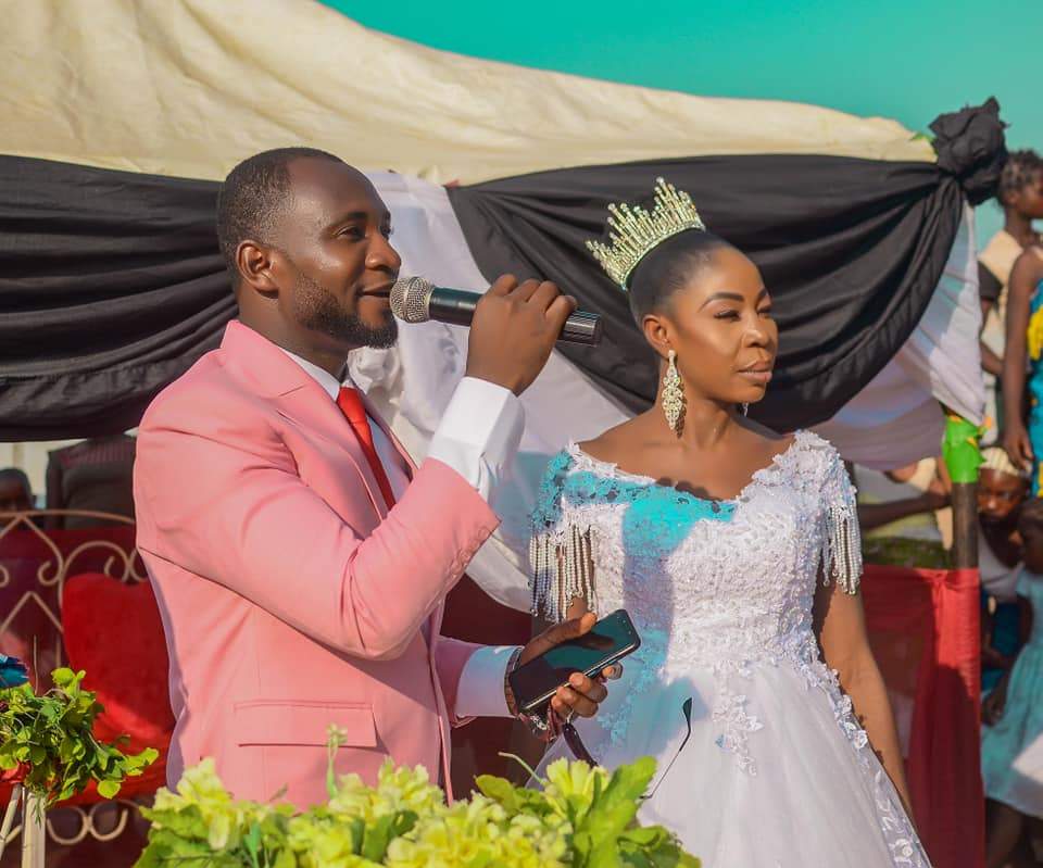 Nigerian couple hold their wedding reception inside an IDP camp (photos)