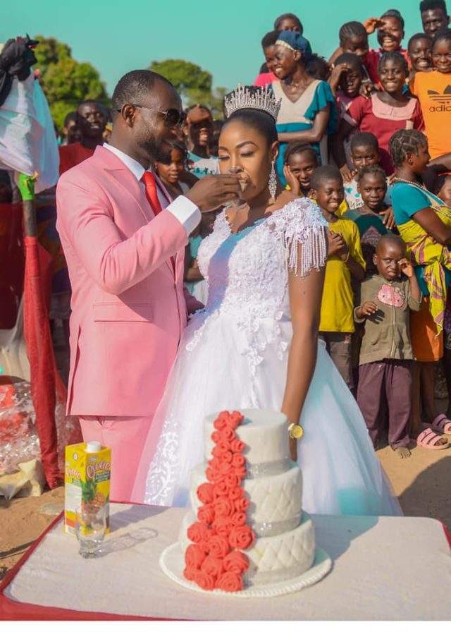 Nigerian couple hold their wedding reception inside an IDP camp (photos)