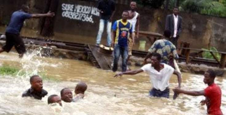 Residents swim in dirty water after their vicinity got flooded in Edo (Video)