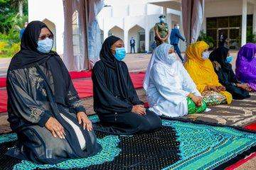 Buhari observes Eid-Kabir prayers with his family and aides in Abuja (Photos)