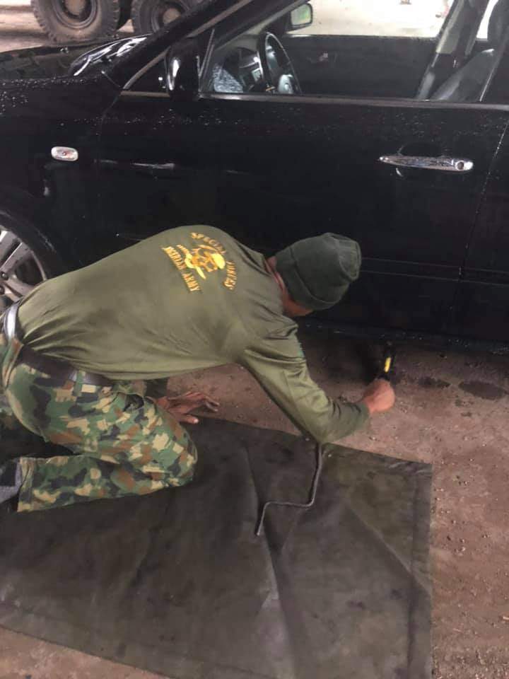 Nigerian man appreciates soldier who helped him when he was stranded in the rain (photos)