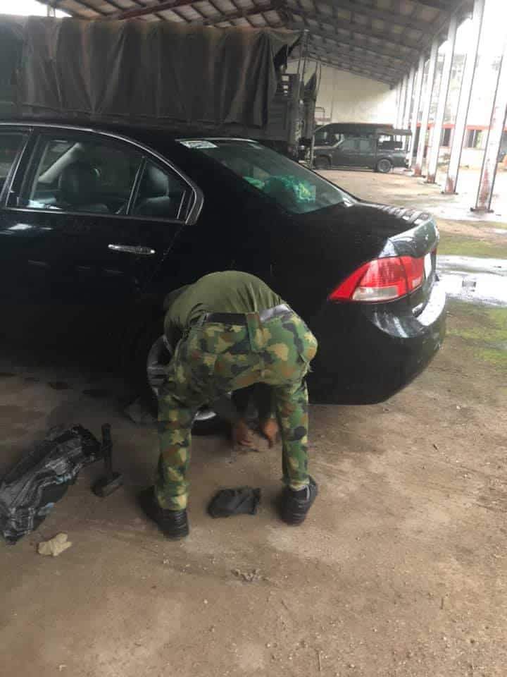Nigerian man appreciates soldier who helped him when he was stranded in the rain (photos)