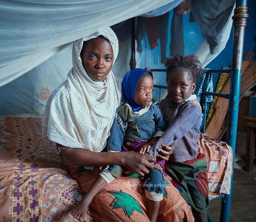 Beautiful new photos of woman with blue eyes and her daughters who were abandoned by their father