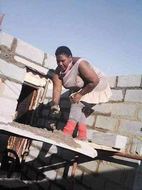 Lady builds her own house from scratch to finish all alone with no external help (Photos)