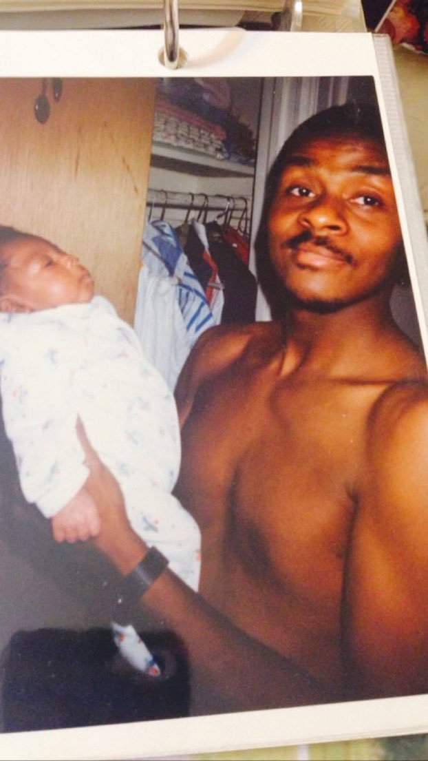 Man recreates photo of his dad carrying him in 1991 with his own child in 2020 (Photos)