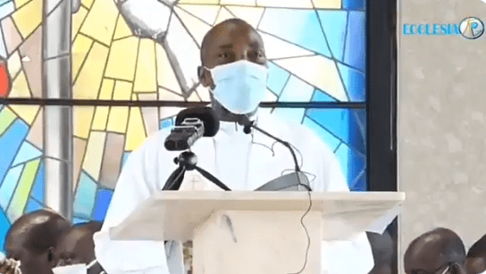 Catholic priest slumps and 'dies' while preaching during Sunday mass (Video)