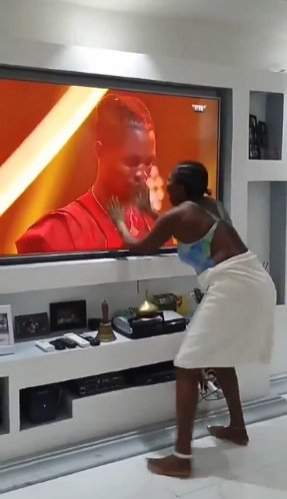 Excited fan removes her towel and bows before Laycon as he wins #BBNaija 2020 (Video)