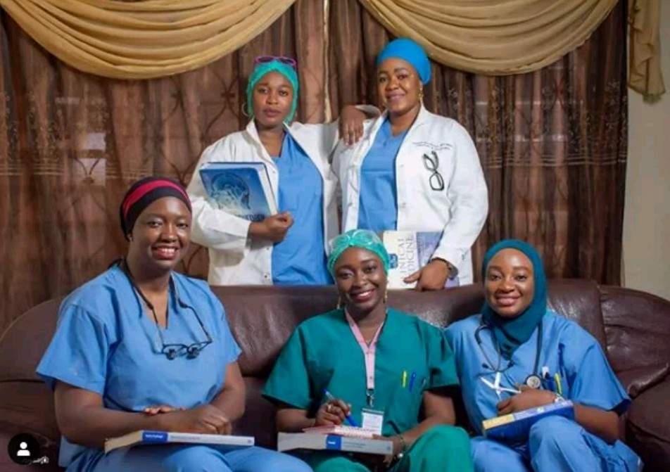 Beautiful photo of 5 Nigerian 'sisters' who are all doctors