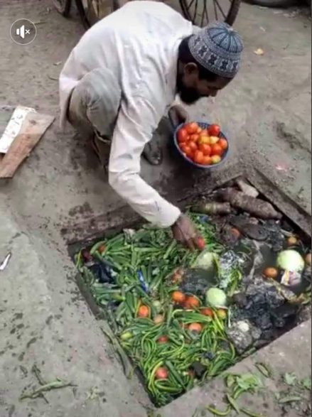 Vegetable seller seen picking his wares from a dirty drainage to sell to unsuspecting buyers (photos)