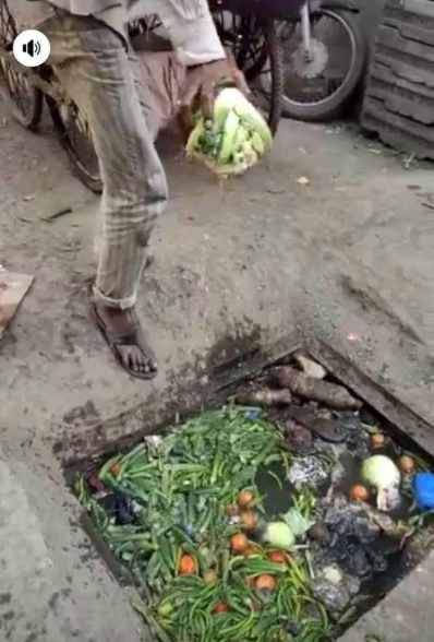 Vegetable seller seen picking his wares from a dirty drainage to sell to unsuspecting buyers (photos)